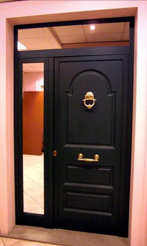 Portone in alluminio con pannello BUGNALL e accessori in ottone