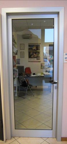 Porta in alluminio con imbotte